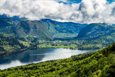 Vogel teleferik üst istasyonundan Bohinj Gölü. Julian Alps. Slov