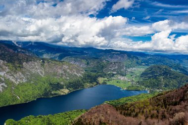Vogel teleferik üst istasyonundan Bohinj Gölü. Julian Alps. Slov