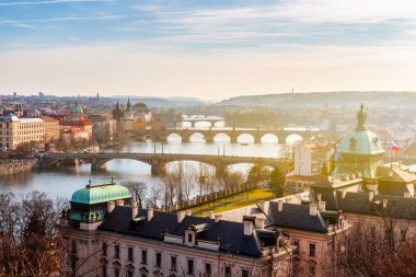 Charles Köprüsü'nün görünüm (Karluv en) ve eski şehir Köprüsü Kulesi, 
