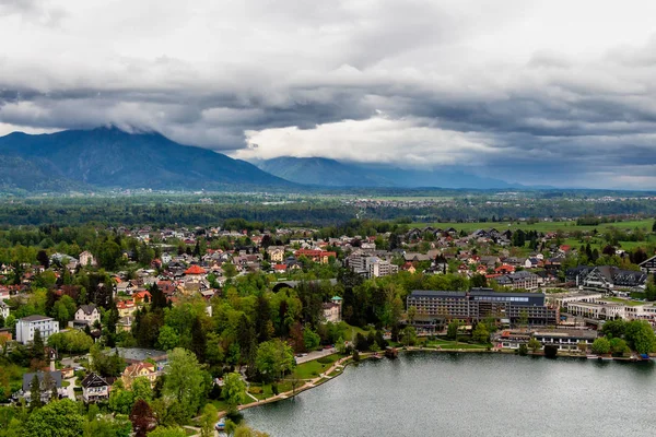 Luftaufnahme der ausgebluteten Stadt mit den Alpen im Hintergrund, — Stockfoto