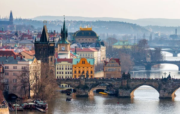 Charles Bridge (Karluv mais), Old Town Bridge Tower e Charles — Fotografia de Stock