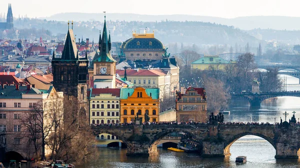 Mening van Charles Bridge (Karluv meest) en oude stad brug toren, — Stockfoto