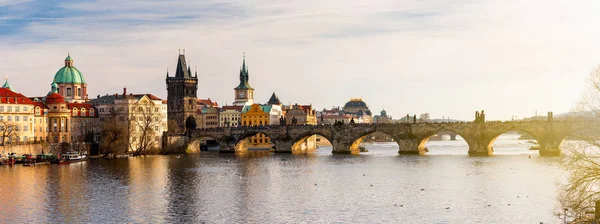 Карлов мост (Карлов мост) и Малая городская башня, Прага, Чехия — стоковое фото