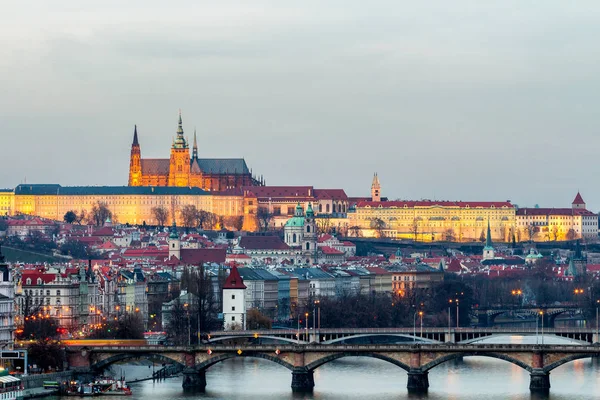 Praga panorama à noite, vista de Vysehrad — Fotografia de Stock