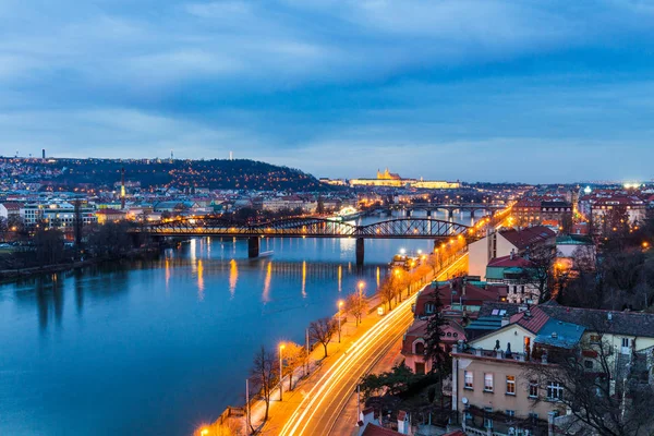 Vue de la Vysehrad au château et à la rivière Vltava avec pont — Photo