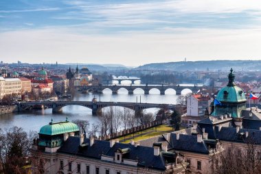 Charles Köprüsü'nün görünüm (Karluv en) ve eski şehir Köprüsü Kulesi, 