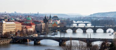 Prag'da en önemli köprü görünümünü: Charles Köprüsü, Pa