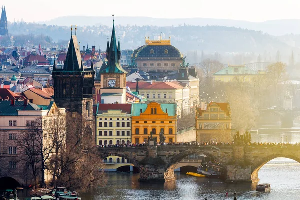 Charles Bridge (Karluv mais), Old Town Bridge Tower e Charles — Fotografia de Stock