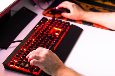 Gelenek-den yapılmış masaüstü joypad, ke ile bilgisayar oyunu oynamak adam