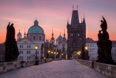 Prague, Çek Cumhuriyeti. Charles Köprüsü heykelciği ve su ile