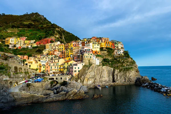Красочные традиционные дома на скале над Средиземным морем, Манарола, Чинкве-Терре, Италия — стоковое фото