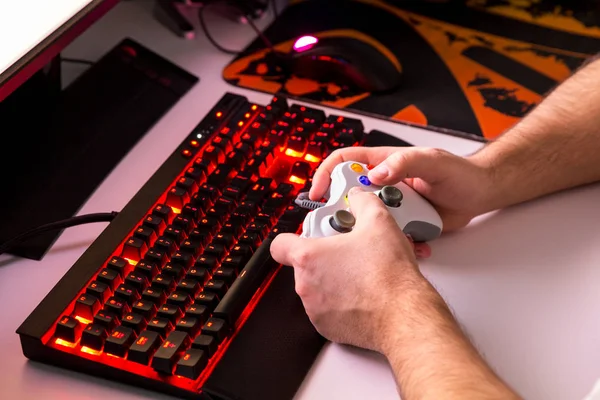 Man spelen van computerspel op maat gemaakte desktop met joypad, ke — Stockfoto