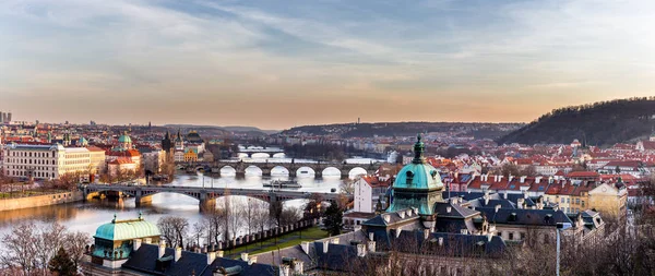 Vista das pontes mais importantes de Praga: ponte Charles, ponte Palace, ponte ferroviária, ponte Legion, ponte Manes, ponte Jirasek. Checoslováquia — Fotografia de Stock