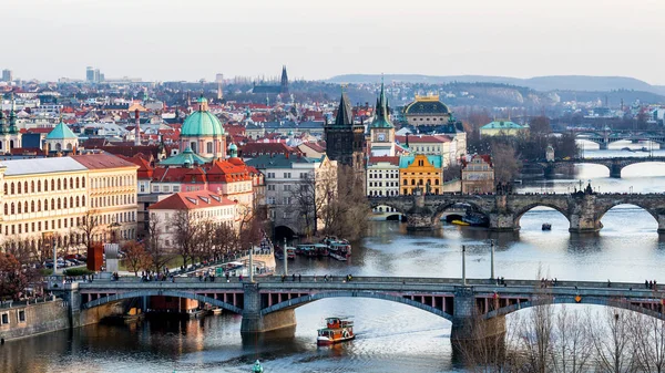 Charles Bridge (Karluv Most) a Old Town Tower, nejvíce beauti — Stock fotografie