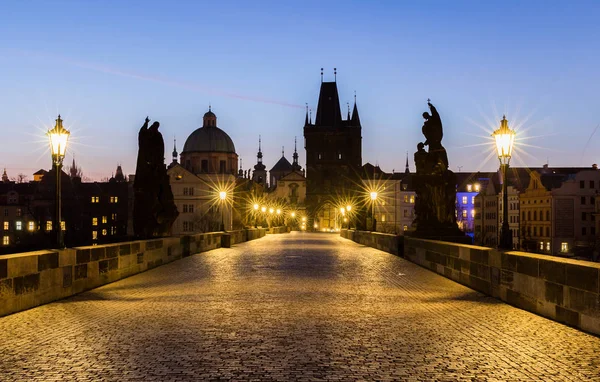 Praga, Puente de Carlos (Karluv Most) por la mañana, la mayoría ser — Foto de Stock