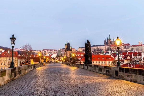 Πράγα, Τσεχία. Η γέφυρα του Καρόλου με το αγαλματίδιο και su — Φωτογραφία Αρχείου