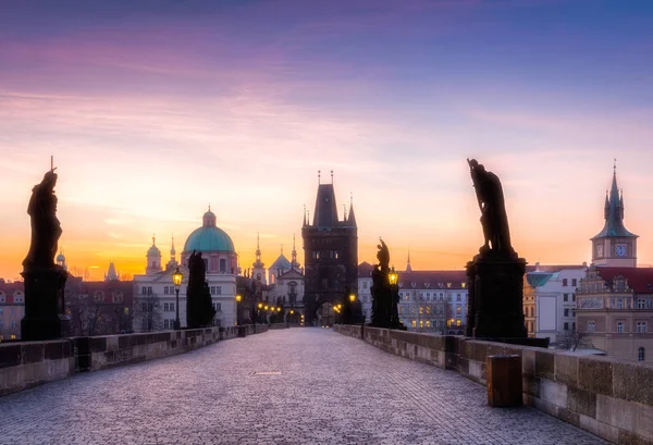 Прага, Чехия. Карлов мост со своей статуэткой и su — стоковое фото
