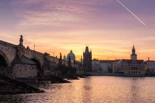 Karlsbrücke bei Sonnenaufgang, schönste Brücke in Tschechien. pra — Stockfoto