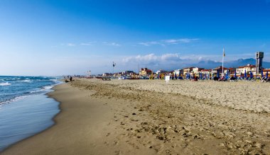 Viareggio plaj renkli şemsiye gün batımı ile. Toskana, Viareggio