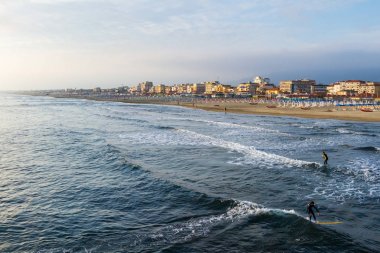 Viareggio plaj renkli şemsiye gün batımı ile. Toskana, Viareggio