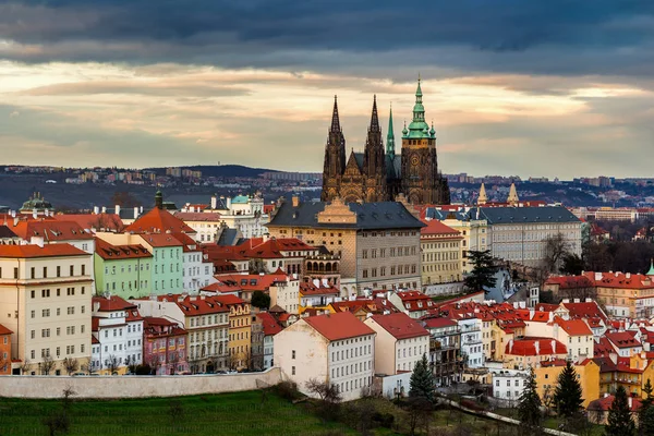 Prag slott och St Vitus Cathedral. Tjeckien — Stockfoto