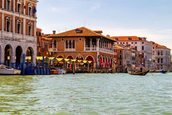 Vue du canal avec bateaux et gondoles à Venise, Italie. Veni — Photo