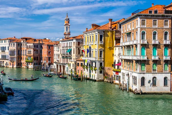 Uitzicht op het kanaal met boten en gondels in Venetië, Italië. Veni — Stockfoto