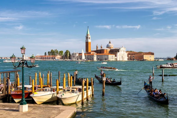 Kanalı tekneler ve gondol Venedik, İtalya'nın görünümü. Veni — Stok fotoğraf