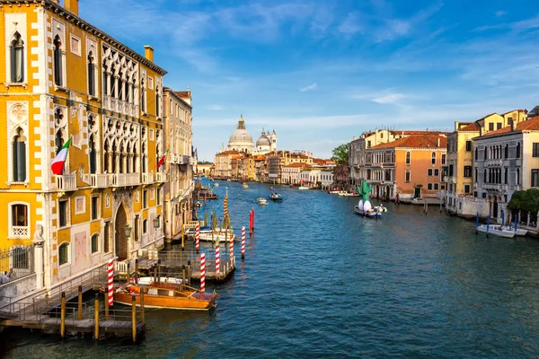 Uitzicht op het kanaal met boten en gondels in Venetië, Italië. Veni — Stockfoto