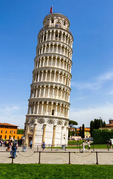 The Leaning Tower of Pisa is the campanile, or freestanding bell — Stock Photo, Image