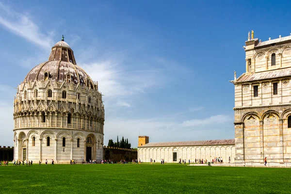 Pisa kathedraal (Duomo di Pisa) met de scheve toren van Pisa op — Stockfoto