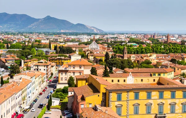 Italia: vista de la antigua ciudad de Pisa desde la torre inclinada . —  Fotos de Stock