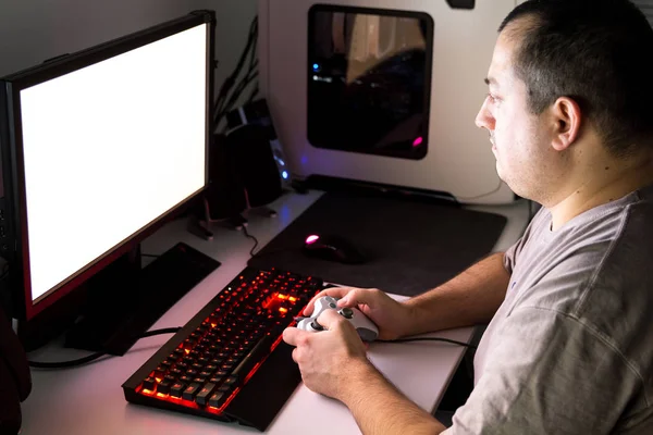Человек, играющий в компьютерную игру на настольном компьютере с джойстиком — стоковое фото