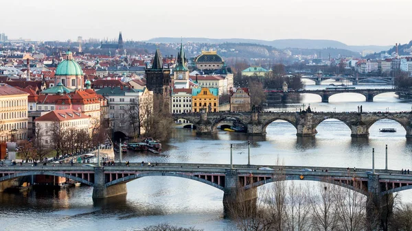 De skyline van de stad van de panorama van Praag en Charles Bridge, Prague, Tsjechië-R — Stockfoto