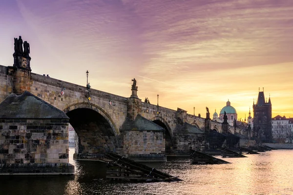 Карлов мост (Карлов мост) и Староместская башня, самая красивая — стоковое фото