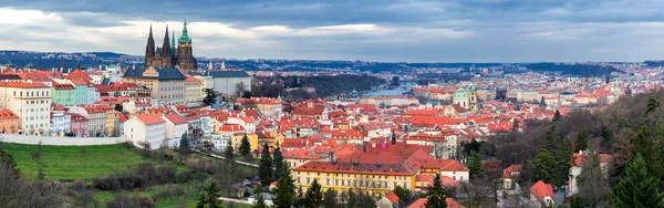 Panorama de Praga a partir de Petrin Hill. Conceito de Europa viagens, s — Fotografia de Stock