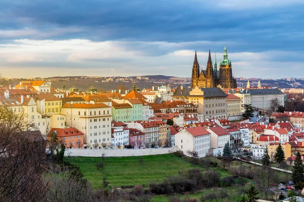 Panorama da Primavera Praga a partir de Praga Hill com o Castelo de Praga, Vlta — Fotografia de Stock