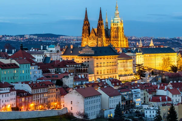 Prag, Tschechische Republik. hradcany (Prager Burg) mit St. Vitus — Stockfoto