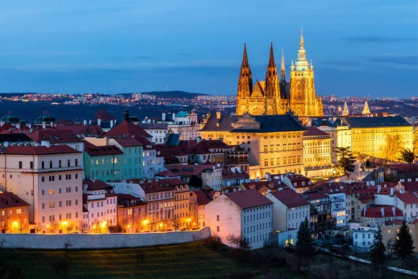 Prag, Tjeckien. Hradčany (Pragborgen) med St Vitus — Stockfoto