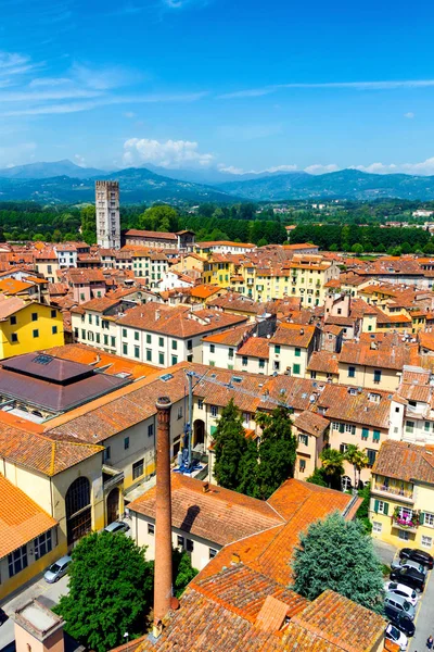 Uitzicht over Italiaanse stad lucca met typische terracotta daken — Stockfoto