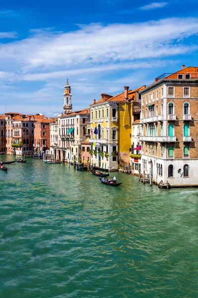 Uitzicht op het kanaal met boten en gondels in Venetië, Italië. Veni — Stockfoto