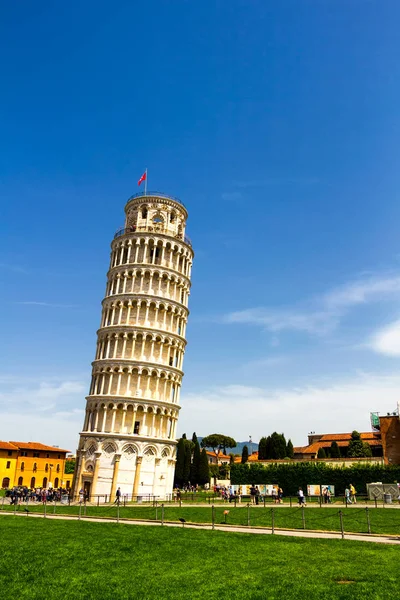 La Torre Inclinada de Pisa es el campanario, o campana independiente — Foto de Stock