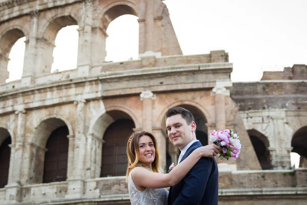 Novia y novio posan frente al Coliseo, Roma, Italia —  Fotos de Stock