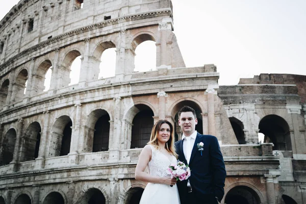 Novia y novio posan frente al Coliseo, Roma, Italia —  Fotos de Stock