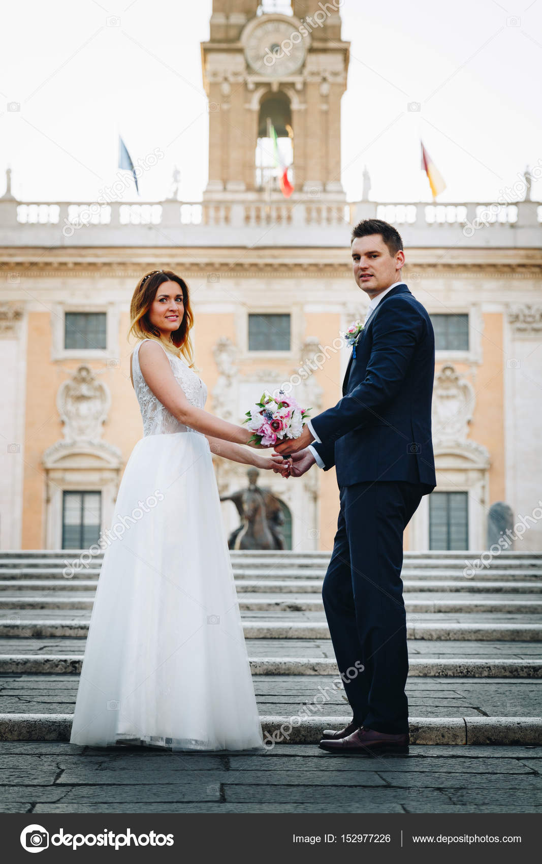 Bride And Groom Wedding Poses In Front Of Capitol Hill Campidog