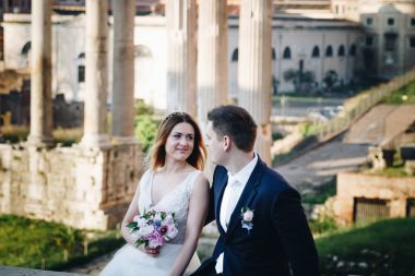 Gelin ve Damat Düğün pozlar önünde Roman Forum, Roma, Ita