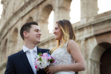 Gelin ve Damat Düğün pozlar önünde Kolezyum, Roma, İtalya