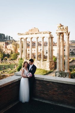 Gelin ve Damat Düğün pozlar önünde Roman Forum, Roma, Ita