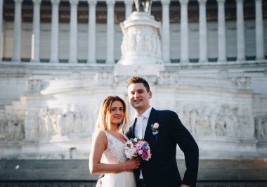 Gelin ve Damat Düğün pozlar Fatherlan sunağı önünde