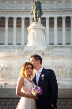 Gelin ve Damat Düğün pozlar Fatherlan sunağı önünde